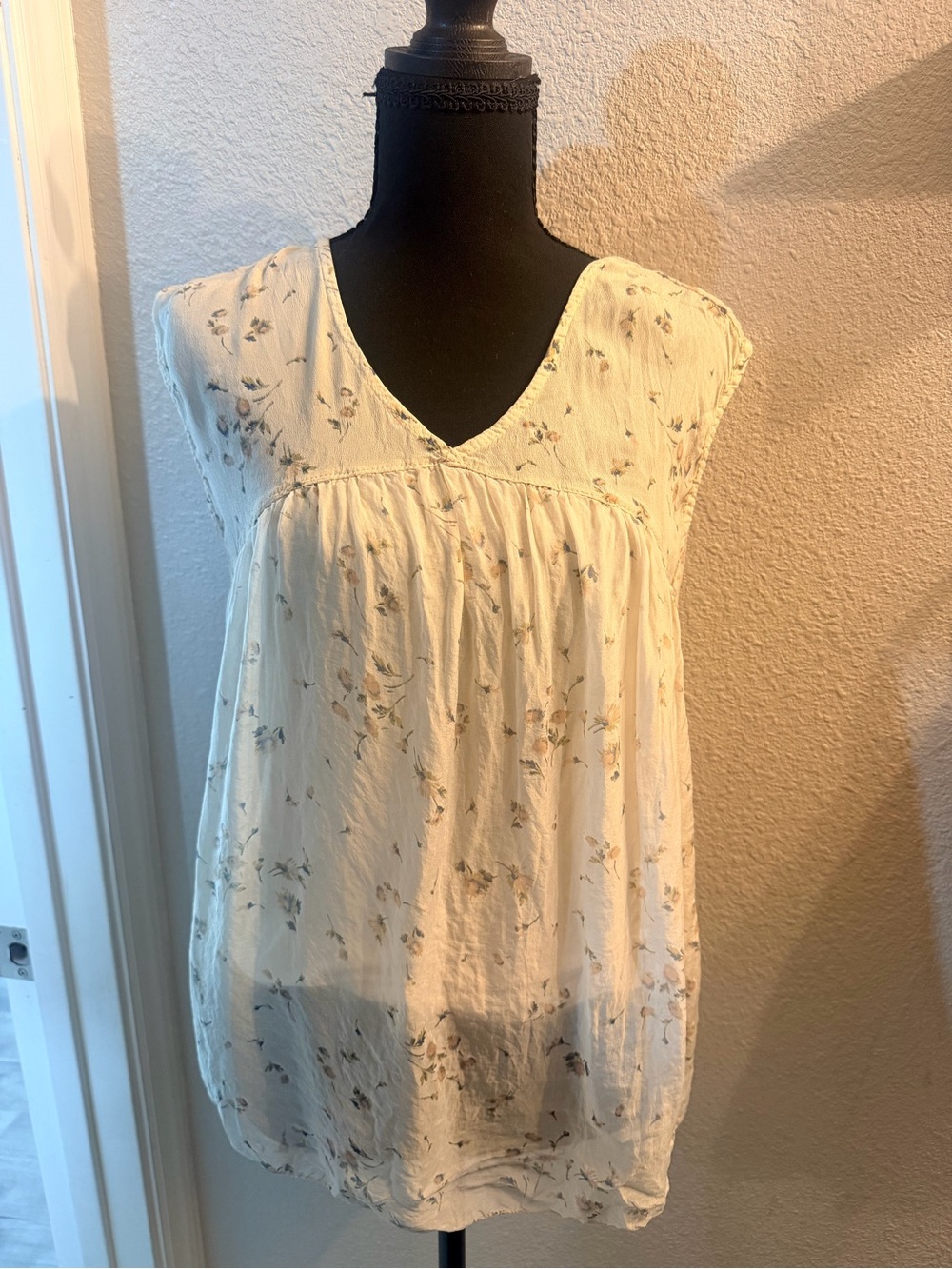 Cream Floral V-Neck Sleeveless Women's Top